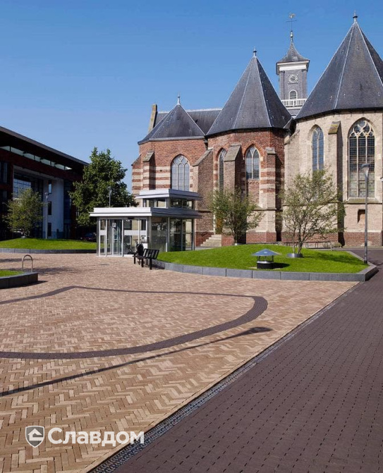 Площадь в Рейссен-Холтене с применением брусчатки Penter Paviona WF, Siena WF, Nero WF