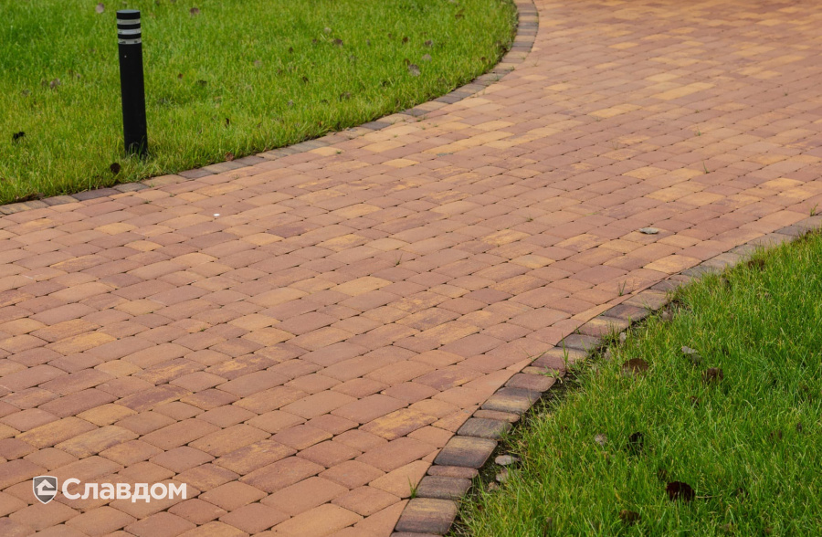 Частный дом в Ленинградской области с мощением плиткой Braer Классико