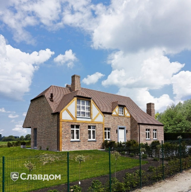 Частный дом с применением керамической черепицы Koramic Patrimony Handcrafted Plain Tile Kent Red, Vineyard Black, Lichen Green