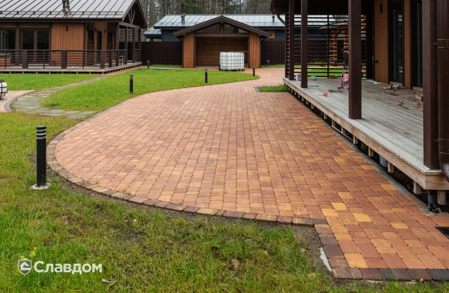 Частный дом в Ленинградской области с мощением плиткой Braer Классико