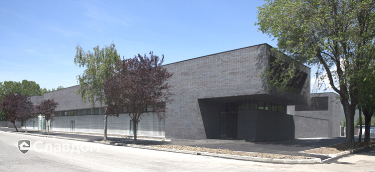 Здание бассейна с облицовкой фасадной плиткой Stroeher Keravette Chromatic 336 metallic black