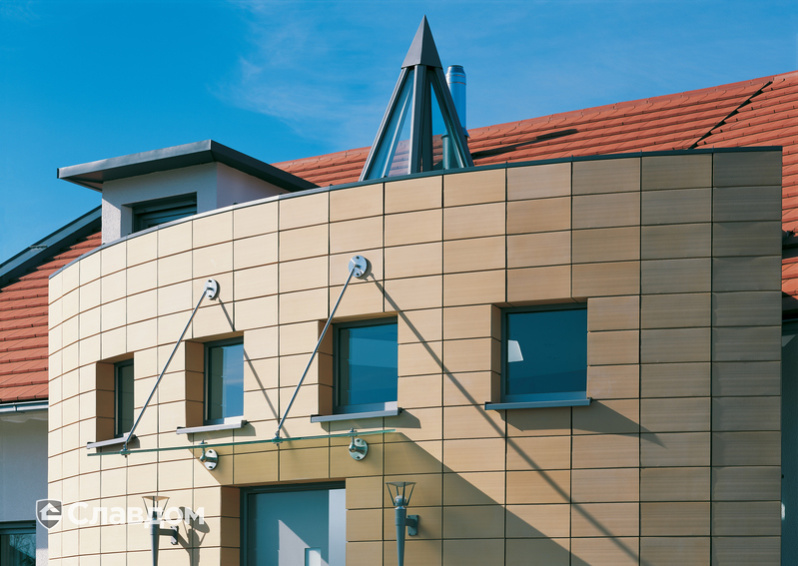 Жилой дом с бассейном с крышей из черепицы Creaton Domino Naturrot