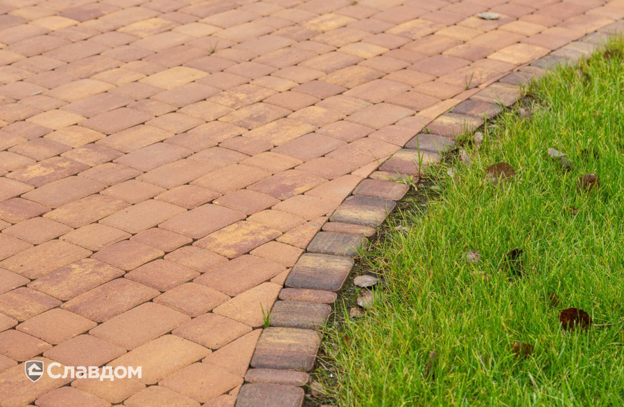 Частный дом в Ленинградской области с мощением плиткой Braer Классико