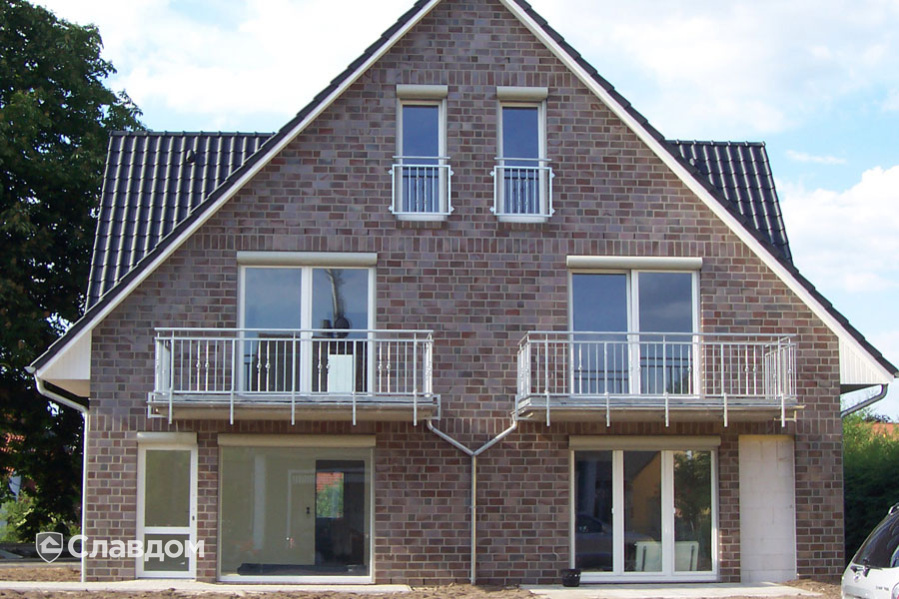 Частный дом с облицовкой кирпичом Roben Accum blau-braun