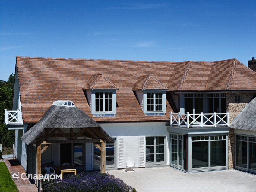 Жилой дом с применением керамической черепицы Koramic Patrimony Handcrafted Plain Tile Kent Red, Vineyard Black, Lichen Green, Ochre Lichen