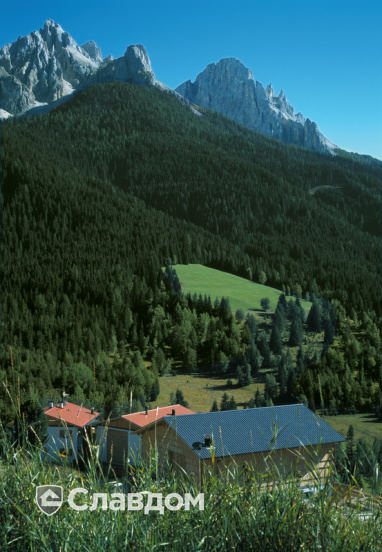 Домики в горах с крышей из черепицы Creaton Domino Naturrot