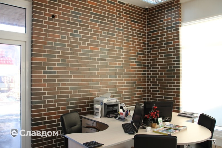 Интерьер офиса с использованием кирпича Terca Red Flame гладкий
