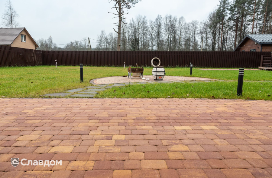 Частный дом в Ленинградской области с мощением плиткой Braer Классико