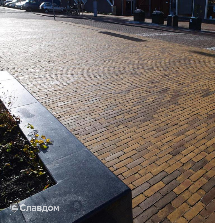 Площадь в Амстердаме с применением брусчатки Penter Zonnebloem Wasserstrich DF