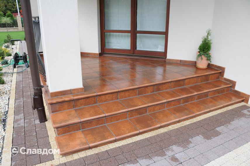 Крыльцо частного дома с применением клинкерной плитки и ступеней Gres Aragon Mytho Rubino