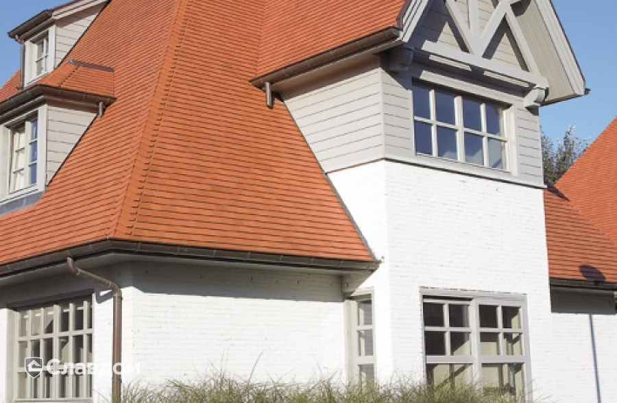 Коттедж с применением керамической черепицы Koramic 301 Plain Tile Smooth Natural Red