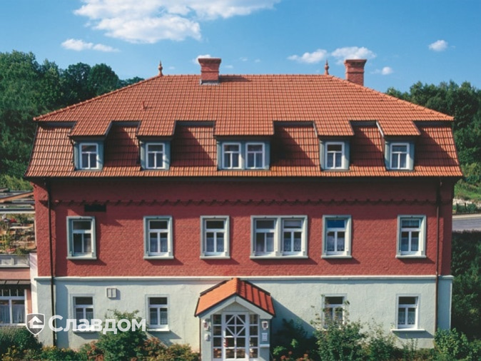 Жилой дом с черепицей Braas Гранат 11V натуральный красный