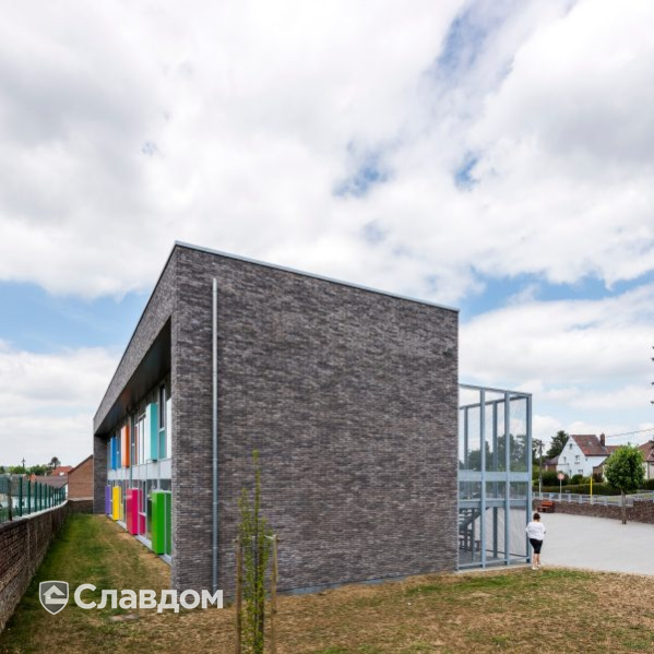 Здание школы с облицовкой кирпичом Terca Iluzo Grijs-zwart