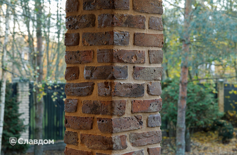 Частный дом с облицовкой кирпичом ручной формовки Сафоново Клинкер №9