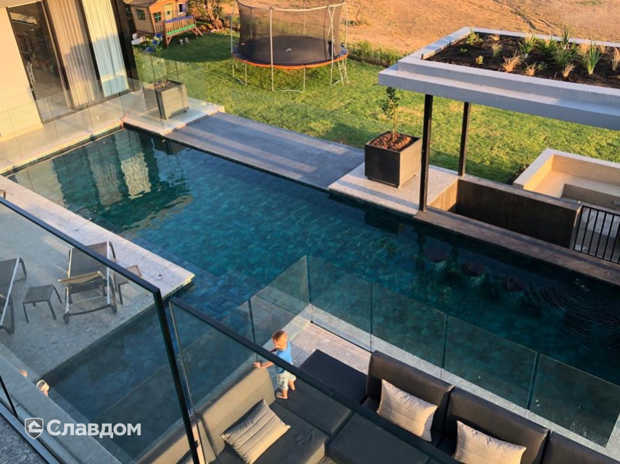 Терасса с бассейном с внутренней облицовкой плиткой Gres Aragon Ocean Green River