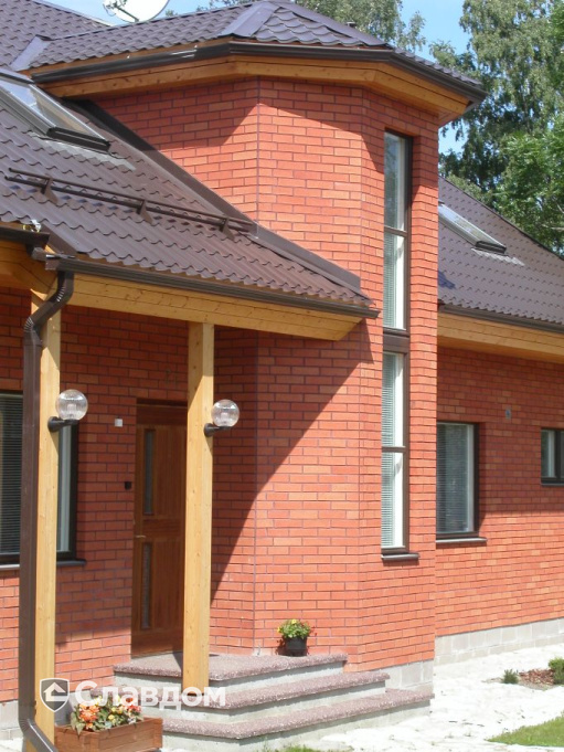 Одноэтажный коттедж с облицовкой кирпичом Terca Red гладкий