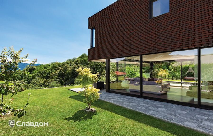 Частный дом с облицовкой фасадной клинкерной плиткой King Klinker Old Castle HF17 Red house