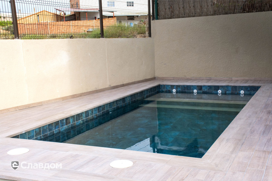 Бассейн с внутренней облицовкой плиткой Gres Aragon Ocean Green River