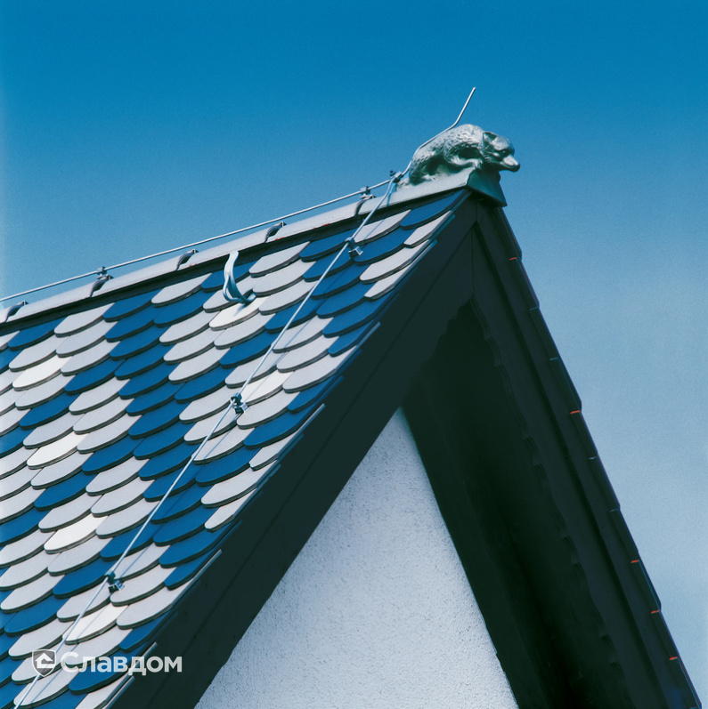 Крыша с узорами из черепицы Creaton Biber Klassik Schieferton Engobiert