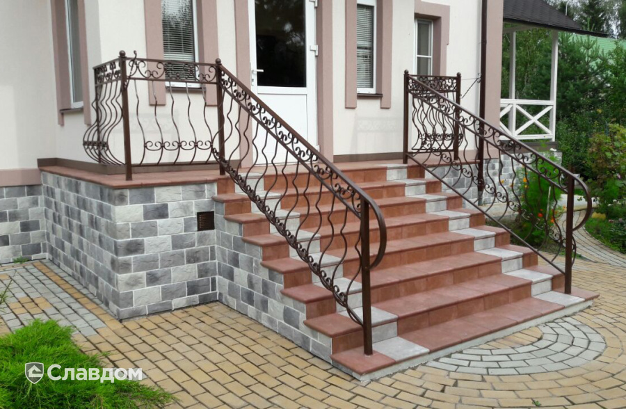 Ступени и плитка Westerwaelder Klinker коллекции ATRIUM Scotch и ATRIUM Mittelgrau в облицовке крыльца