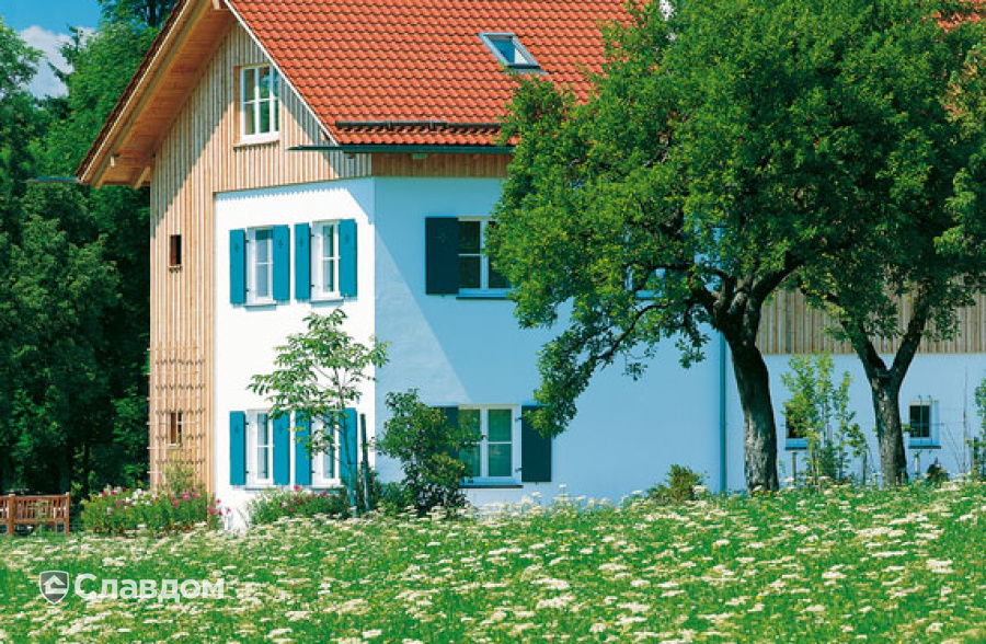Жилой дом в деревне с крышей из черепицы Creaton Harmonie Naturrot