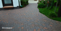 Двор частного дома с применением брусчатки Vandersanden Calau 52