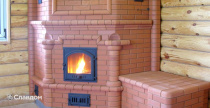 Угловая камино-печь с облицовкой полнотелым кирпичом КС-Керамик Красный