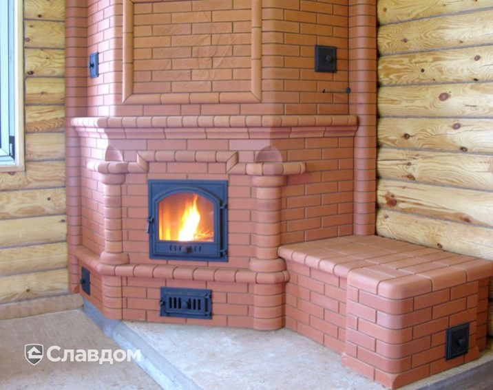 Угловая камино-печь с облицовкой полнотелым кирпичом КС-Керамик Красный