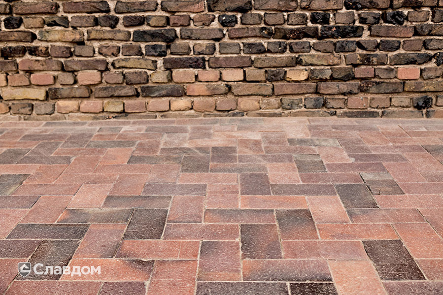 Пешеходная дорожка с применением брусчатки MUHR 04S Rotbraun-bunt special