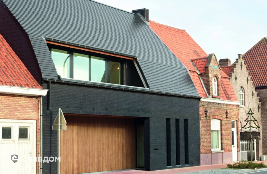 Жилой дом с применением керамической черепицы Koramic 301 Plain Tile Smooth Anthracite Engobe