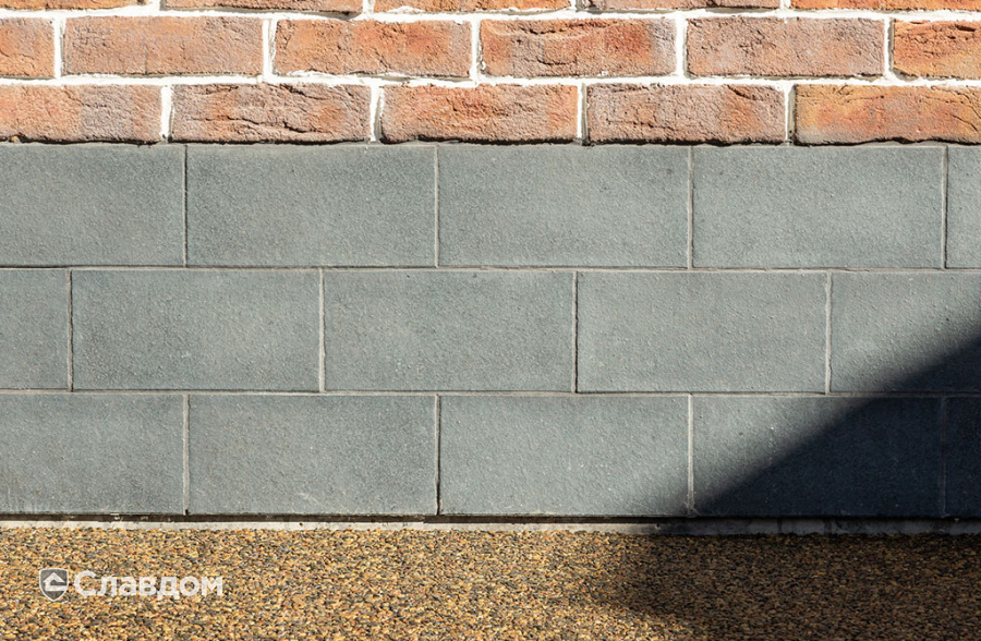 Частный дом с облицовкой плиткой Roben Formback Buntgeflammt