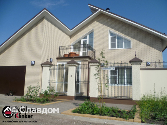 Загородный дом с облицовкой фасадной плиткой Feldhaus Klinker 116 perla mana