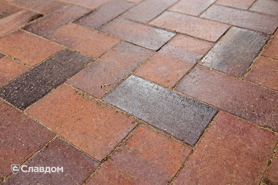 Пешеходная дорожка с применением брусчатки MUHR 04S Rotbraun-bunt special