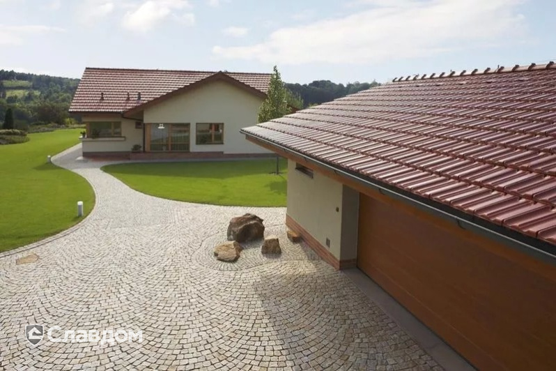 Жилой дом с черепицей TONDACH Французская 13-коричневый ангоб