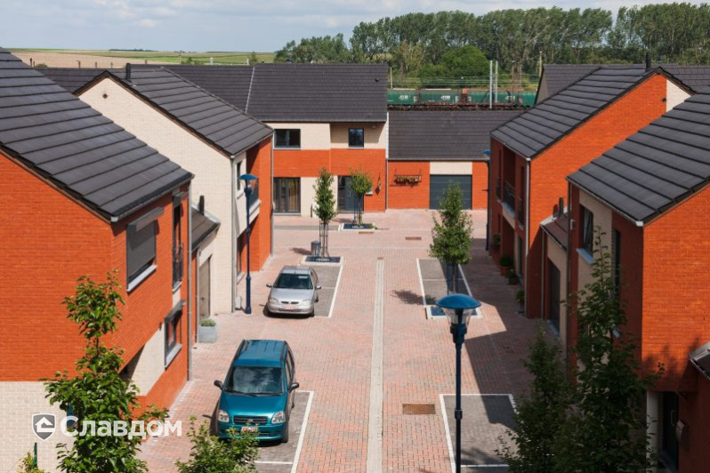 Таунхаус с облицовкой кирпичом Terca Donkerrood и Forum Prata