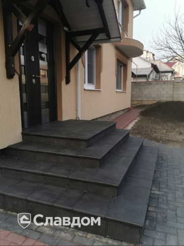 Крыльцо частного дома с применением клинкерной плитки и ступеней Gres Aragon Orion Antracita
