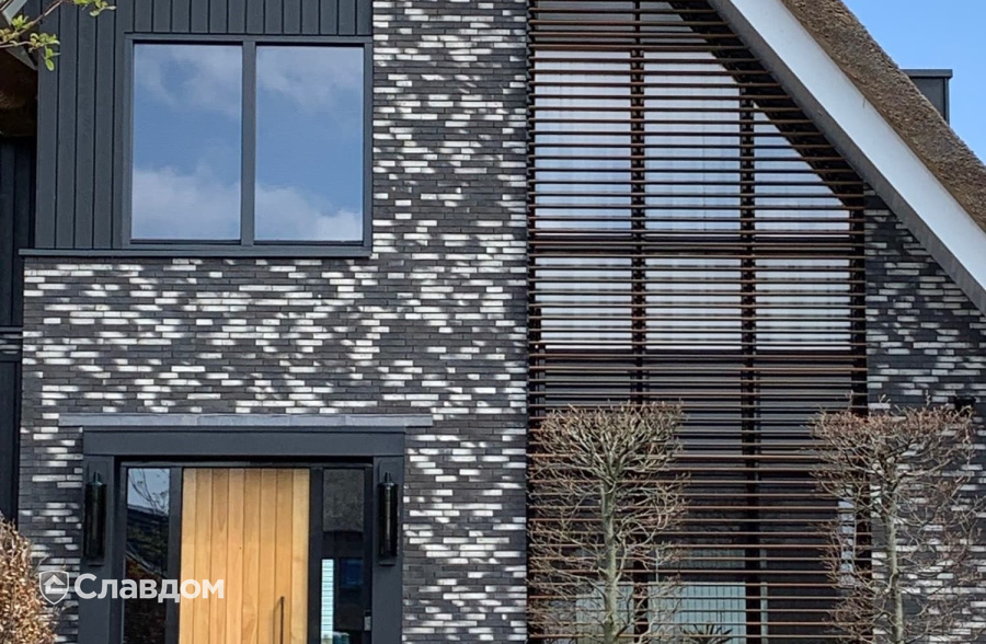 Дом с соломенной крышей, облицованный кирпичом Joseph Bricks Dexter