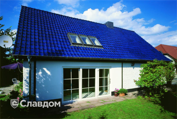 Частный дом с черепицей Braas Рубин 13V синий бриллиант топ-глазурь