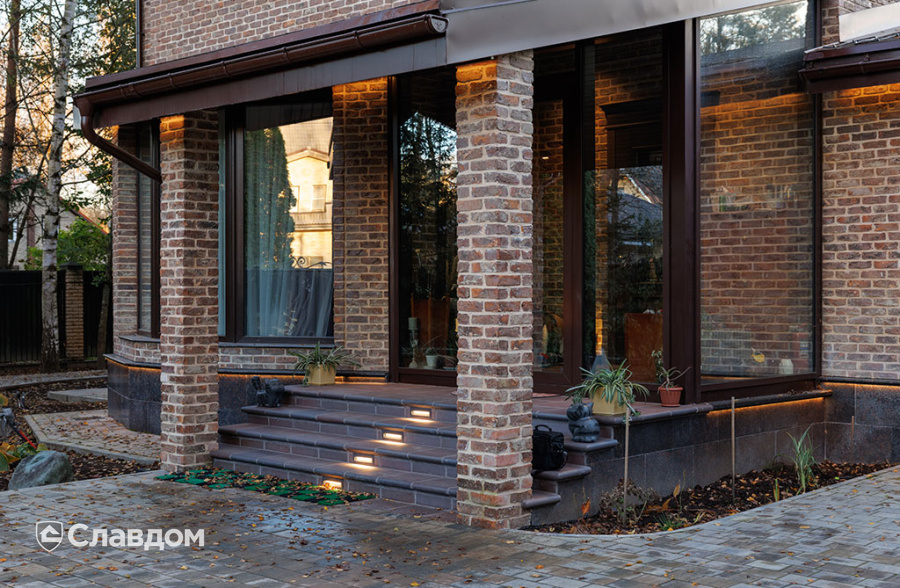 Частный дом с облицовкой кирпичом ручной формовки Сафоново Клинкер №9