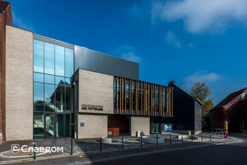 Культурный центр в Тервюрене с облицовкой кирпичом Terca Latero Basalto