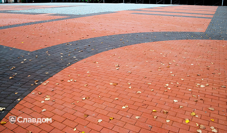 Площадь с применением брусчатки Penter Baltic Klinker Pavers Classic и Braun