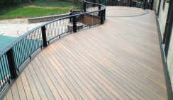 Терасса для дома с бассейном с использованием доски из ДПК CM Decking