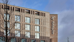 Отель сети Holiday Inn с облицовкой кирпичом MUHR WS10 Violettblau Geflammt