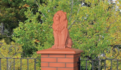 Забор частного дома с применением оголовка Lion и фасадной плитки King Klinker 01 рубиновый красный