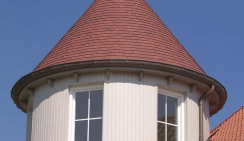 Историческое здание с применением керамической черепицы Koramic 301 Plain Tile Smooth Amarant Engobe