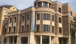 Бизнес-центр в Тобольске с облицовкой кирпичами Богандинский КЗ Крюйс и Вейсбах