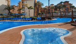 Бассейн Marriott Hotel в г.Марбелья с применением плитки Gres Aragon Natural