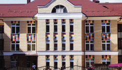 Многоэтажный дом с применением мягкой кровли TEGOLA Альпин Красный с отливом