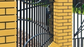 Забор частного дома с применением клинкерных оголовков, профильного кирпича и фасадной плитки King Klinker 10 Пустынная роза