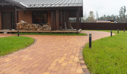 Частный дом в Ленинградской области с мощением плиткой Braer Классико